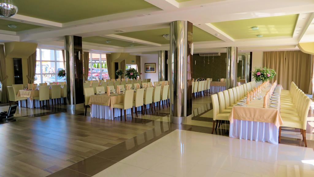 Hotel Morze Устка Экстерьер фото